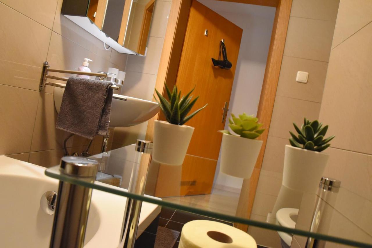 80 M2 Haushaelfte, 3 Zimmer, Parkplaetze, Bis 6 Pers Apartment Waengle Luaran gambar